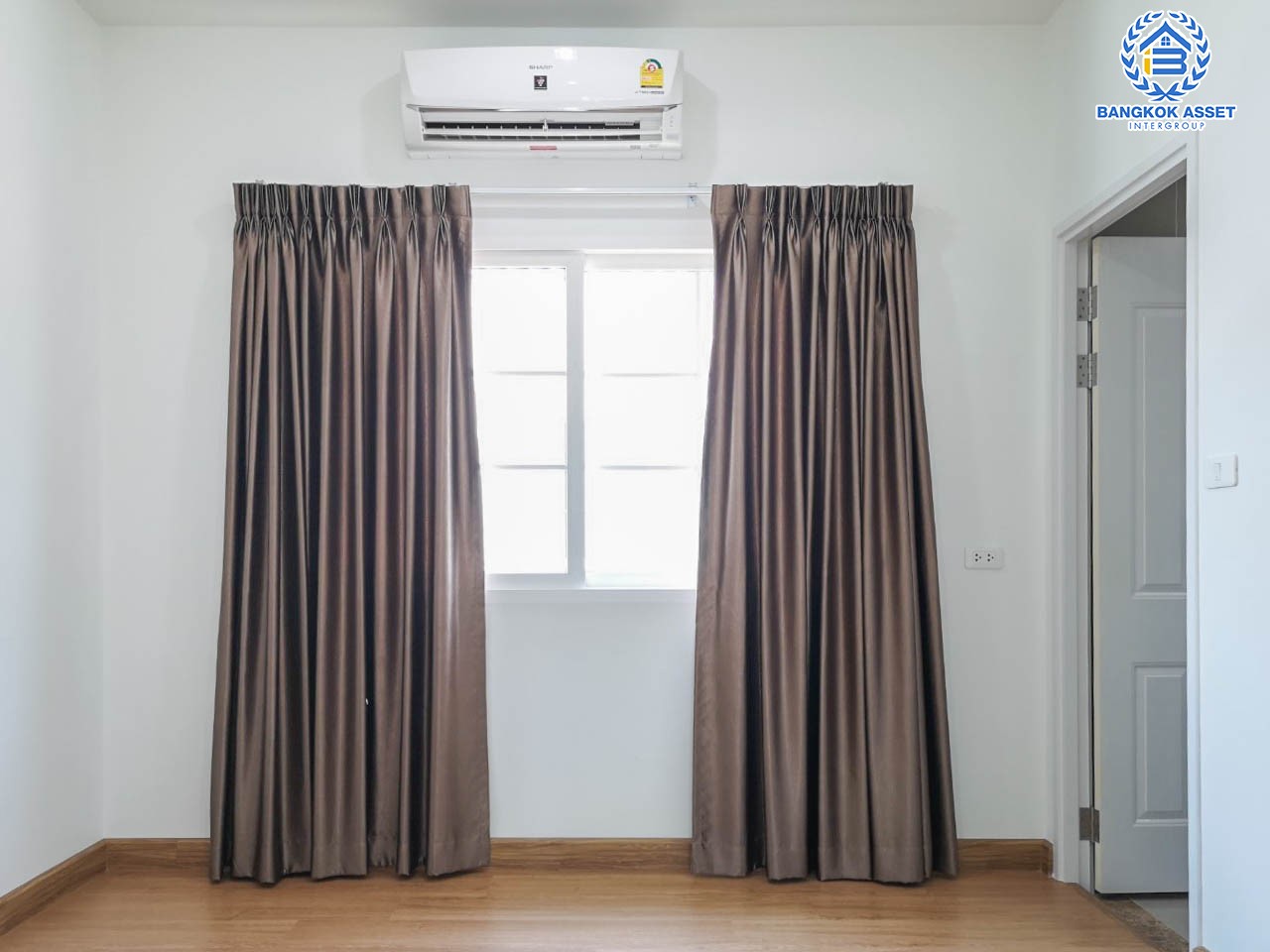 บ้านแฝดมือสอง ม.โกลเด้นนีโอ สาทร บ้านสวย หลังมุม เนื้อที่กว้างถึง 40.8 ตร.ว. ฟังก์ชัน 4 ห้องนอน 4 ห้องน้ำ จอดรถได้ 2 คัน ตกแต่งใหม่ พร้อมเข้าอยู่ ราคาถูกสุดๆ บนทำเลเชื่อมต่อหลายเส้นทาง ใกล้รถไฟฟ้าสายสีเขียว "สถานีวุฒากาศ" และ ทางด่วน "สาทร"